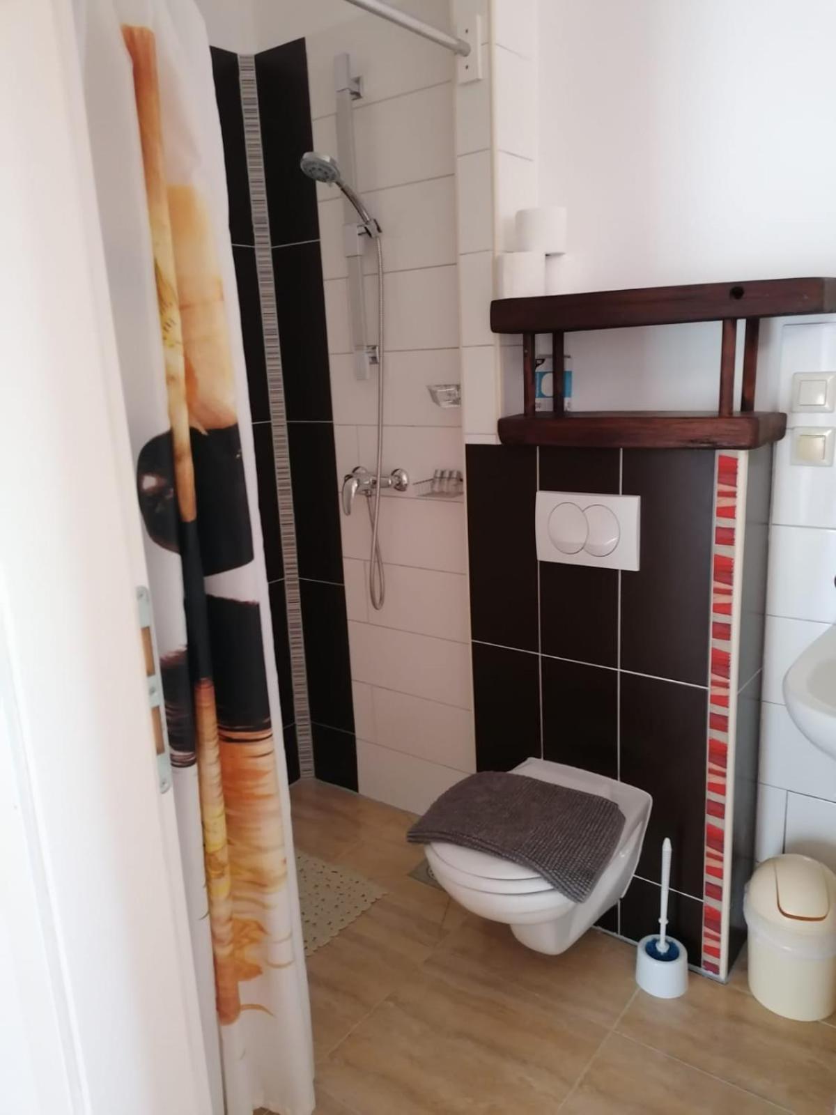 Rooms S&I Korana Szluin Szoba fotó